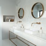 Dekton Helena Baño con encimera y revestimiento pared
