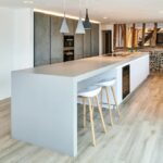 Isla de cocina toda cubierta con Dekton Helena