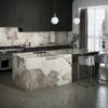 Isla de cocina toda cubierta con Dekton Khalo