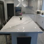 Isla de cocina con barra de desayuno Dekton Olimpo