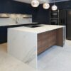 Isla de porcelánico con vitrocerámica y encimera Dekton Olimpo