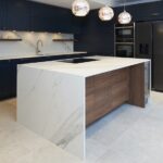 Isla de porcelánico con vitrocerámica y encimera Dekton Olimpo