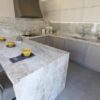 Encimera e isla con salpicaderos de porcelánico Dekton Taga