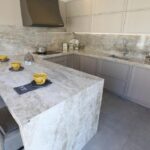 Encimera e isla con salpicaderos de porcelánico Dekton Taga
