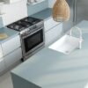 Isla y cocina moderna de cuarzo Silestone Cala Blue