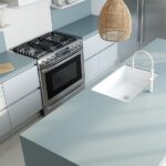Isla y cocina moderna de cuarzo Silestone Cala Blue