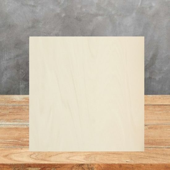 Muestra cuadrada de Neolith Arena en beige suave sobre mesa de madera, con textura sutil visible.