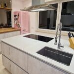 Isla de cuarzo con vitrocerámica y fregadero Silestone Desert Silver