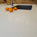 Encimera de cocina con ranuras de drenaje Silestone Desert Silver suede
