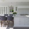 Cocina e isla moderna de cuarzo Silestone Desert Silver