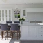 Cocina e isla moderna de cuarzo Silestone Desert Silver