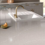 Encimera de cocina con ranuras de drenaje Silestone Desert Silver
