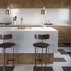 Combinación de madera y encimera e isla de cuarzo Silestone Desert Silver