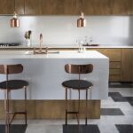 Combinación de madera y encimera e isla de cuarzo Silestone Desert Silver