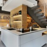 Cocina e isla moderna de cuarzo Silestone Desert Silver