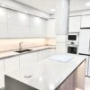 Isla y encimera de cuarzo Silestone Desert Silver