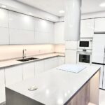 Isla y encimera de cuarzo Silestone Desert Silver