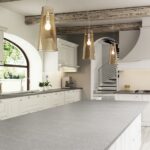 cocina tradicional con isla Silestone Eternal Serena