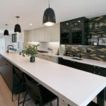 Isla y encimera de cuarzo Silestone Eternal Statuario suede