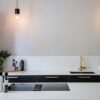 Isla de cuarzo con vitrocerámica y encimera Silestone Eternal Statuario