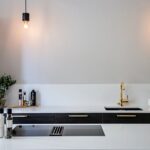 Isla de cuarzo con vitrocerámica y encimera Silestone Eternal Statuario
