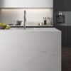 Isla de cocina con fregadero integrado Silestone Ethereal Glow kitchen