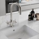 Fregadero integrado de cuarzo Integrity en el baño Silestone Ethereal Glow
