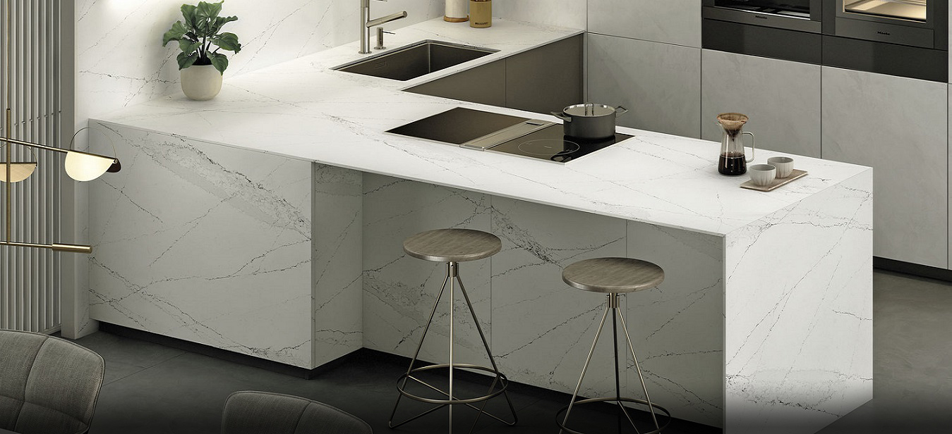 Isla y cocina moderna de cuarzo Silestone Ethereal Haze