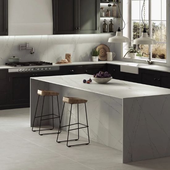Isla de cocina toda cubierta con Silestone Ethereal Haze