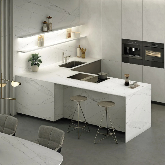 Isla de cuarzo con vitrocerámica Silestone Ethereal Haze