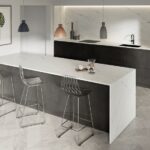 Isla de cocina con barra de desayuno Silestone Ethereal Noctis