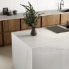 Isla de cuarzo con vitrocerámica Silestone Ethereal Noctis