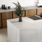 Isla de cuarzo con vitrocerámica Silestone Ethereal Noctis
