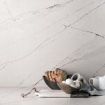 Pared revestida con cuarzo Silestone Ethereal Noctis