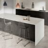 Isla de cocina toda cubierta con Silestone Ethereal Noctis