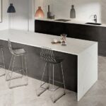 Isla de cocina toda cubierta con Silestone Ethereal Noctis