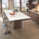 Isla y cocina moderna de cuarzo Silestone Miami Vena