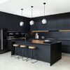 Cocina Negra con isla y encimera Silestone Negro Tebas