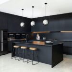 Cocina Negra con isla y encimera Silestone Negro Tebas