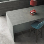 Isla de cocina toda cubierta con Silestone Seaport
