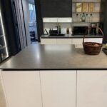 Isla y encimera de cuarzo Silestone Seaport