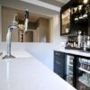 Isla de cuarzo en un bar Silestone Snowy Ibiza
