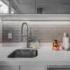 Encima con zócalos de cuarzo Silestone White Storm