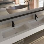 Dekton Nacre Encimera con zócalos de porcelánico en el baño