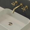 Dekton Albarium Foto de grifo y fregadero dorado en una encimera