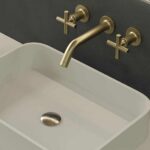 Dekton Albarium Foto de grifo y fregadero dorado en una encimera