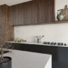 Dekton Albarium Isla y cocina tradicional de porcelánico