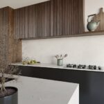 Dekton Albarium Isla y cocina tradicional de porcelánico