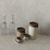 encimera con salpicaderos Dekton Argentium con azucarera y café