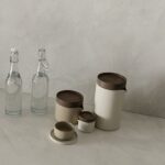 encimera con salpicaderos Dekton Argentium con azucarera y café